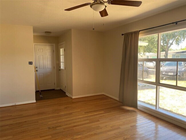 Building Photo - 121 Tuna St