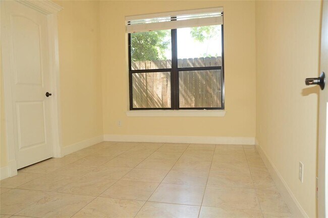 Foto del edificio - 615 W 27th St