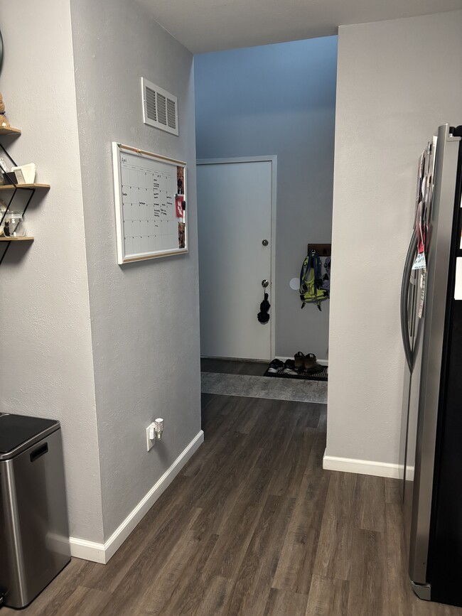 Building Photo - 806 E Sylvan Ave