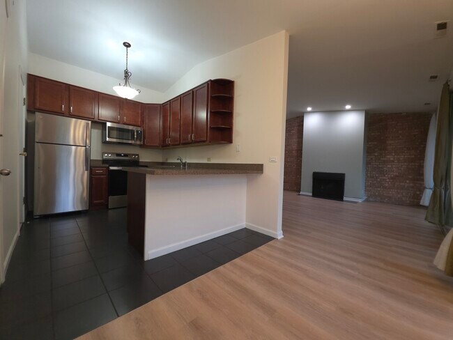 Foto del edificio - 6008 Forest View Rd