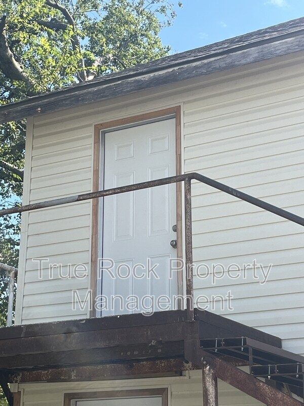 Building Photo - 405 1/2 W 10th