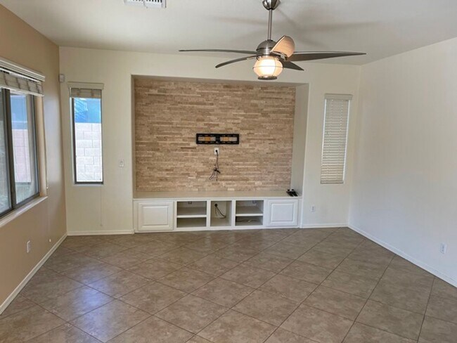 Foto del edificio - 4 bedroom 3 bath home with a pool in Sierr...