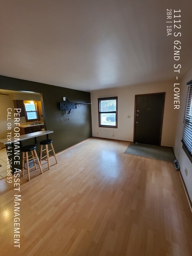 Building Photo - 2 bedroom west allis rental - LOWER
