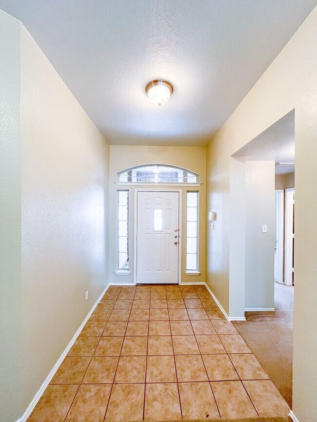 Building Photo - Awesome 3 bedroom 2 bath with extra room t...