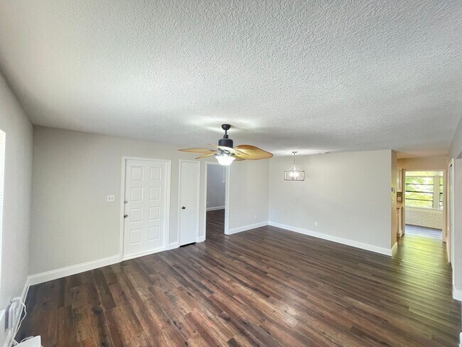 Foto del edificio - 7800 Fernbrook Way