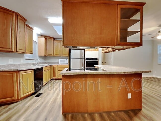 Building Photo - 2131 Saul Dr