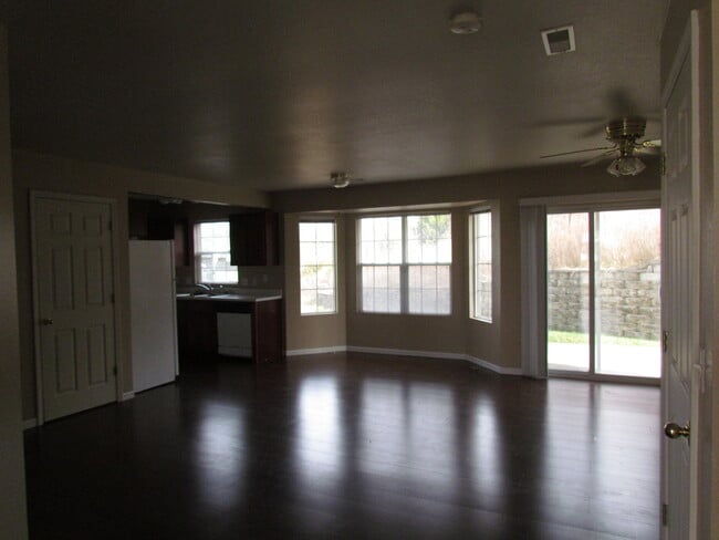 Building Photo - AVAILABLE SEPTEMBER 01,2025!!