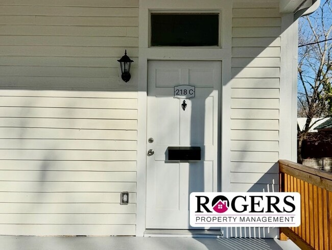 Building Photo - 218 College St