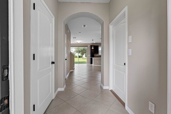 Building Photo - Meticulously Maintained Townhome