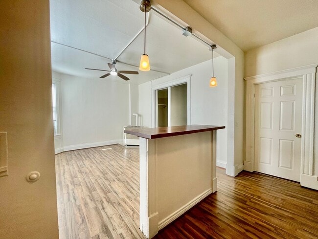 Building Photo - 207 Midway Ave
