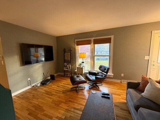 Foto del edificio - 3-Bedroom, 1-Bath Home for Rent – Lowell