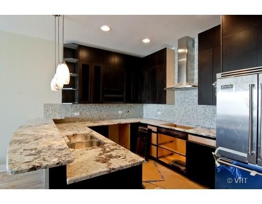 Building Photo - 441 W Briar Pl