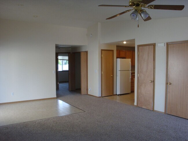 Building Photo - 2 bed 2 bath 1,000 SF fenced yard