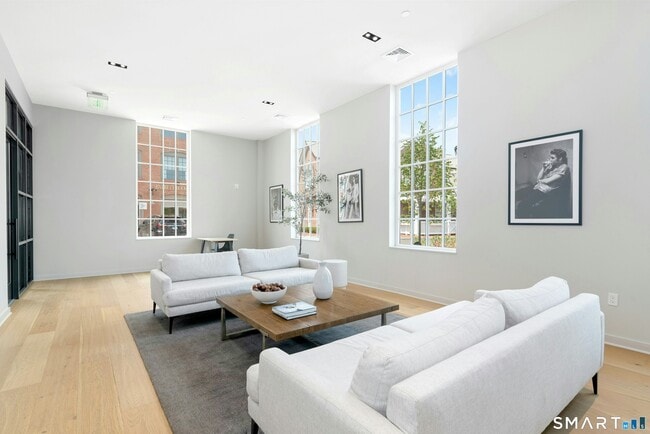 Foto del edificio - 15 Corbin Dr