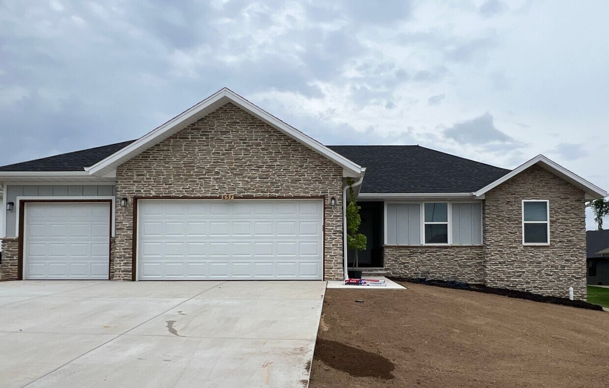 Primary Photo - New Home In Nixa-Wont Last!