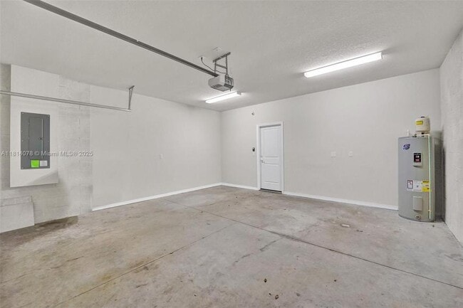 Building Photo - 3 bedroom in Hollywood FL 33021