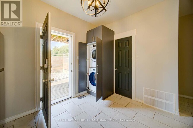 Building Photo - 425 English St