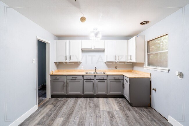 Foto del edificio - Updated 3 Bed / 1 Bath Ranch-Style Home with Large Storage Room!