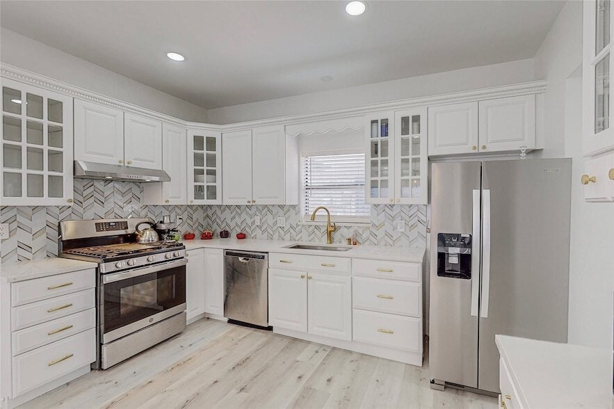 Primary Photo - 829 Lake Bluff Dr