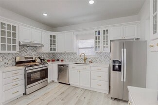 Building Photo - 829 Lake Bluff Dr