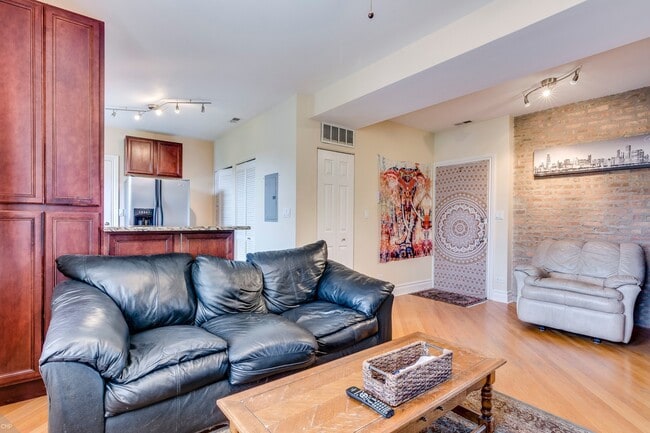Foto del edificio - Great 2 Bedroom Unit in a Beautiful building