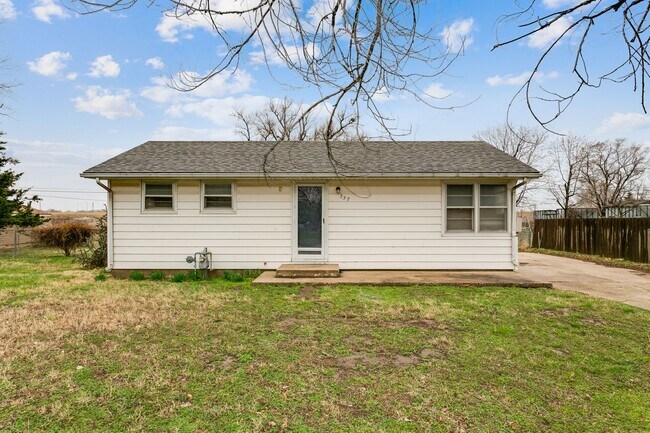Foto del edificio - Pet Friendly Home with TONS OF YARD!