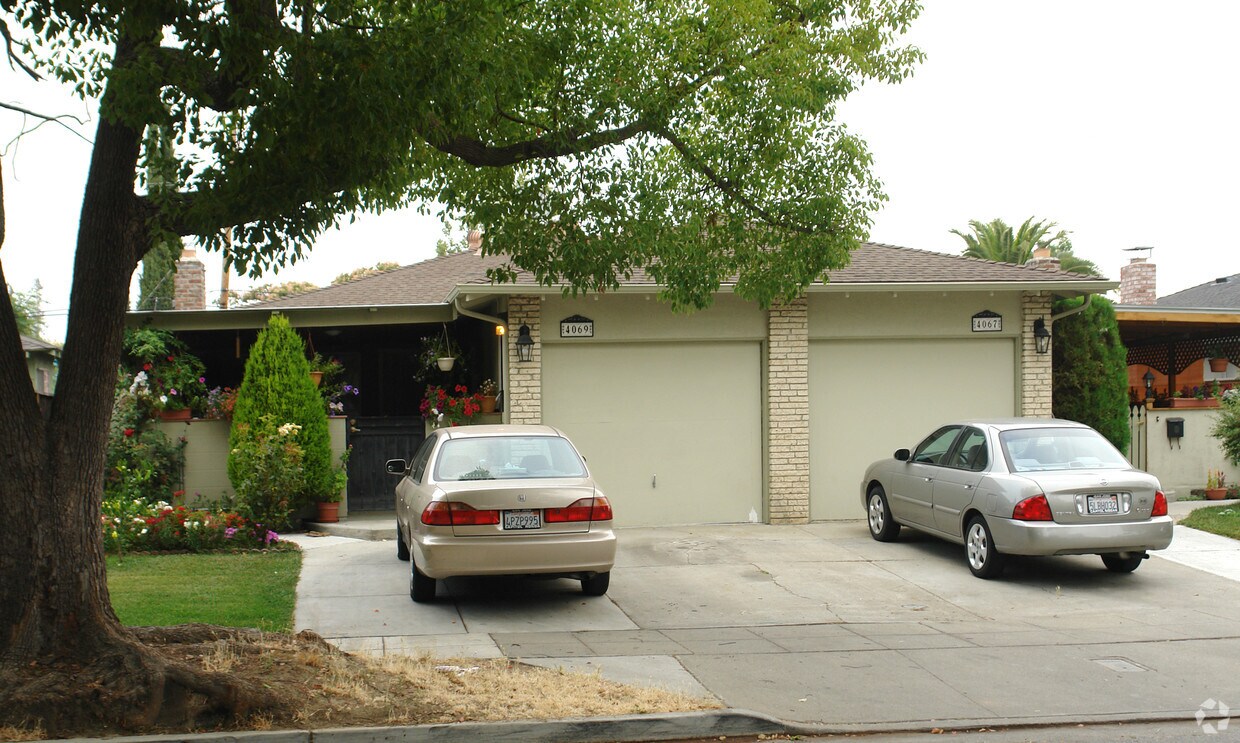 Primary Photo - 4067-4069 Bismark Dr