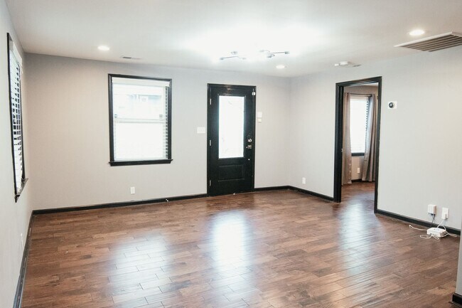 Building Photo - IMMEDIATE MOVE IN! 2/2 with beautiful yard...