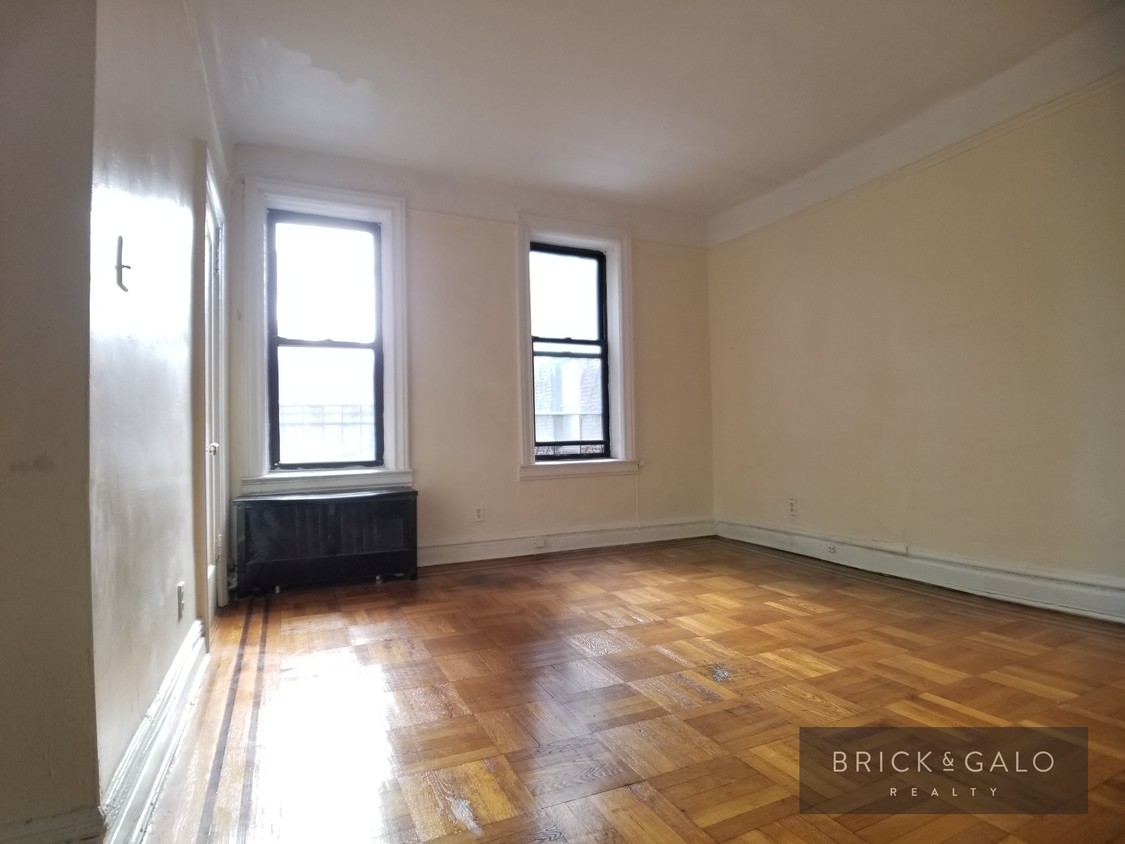 Primary Photo - 11 Midwood St