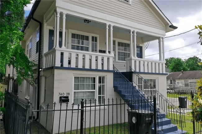 Building Photo - 740 Thayer