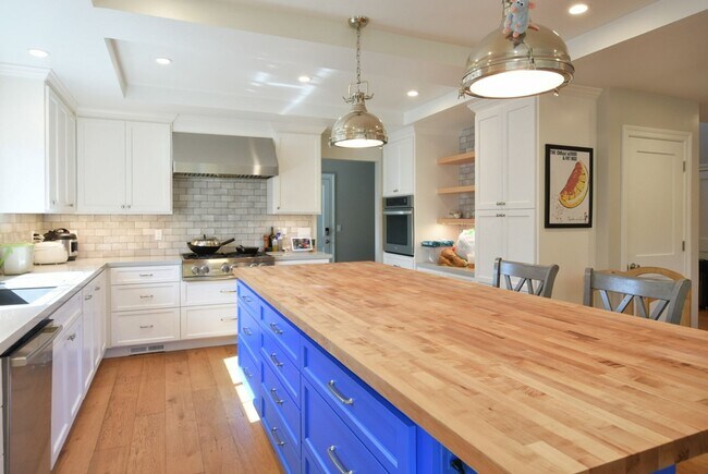 Foto del edificio - Stunning Custom Remodeled 5 Bedroom 3 Bath...
