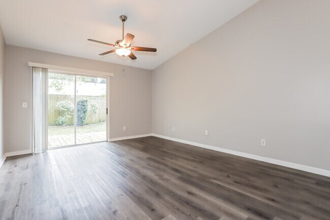 Foto del edificio - 1011 Hardwood Dr