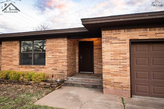 Building Photo - 501 W Texas Ave