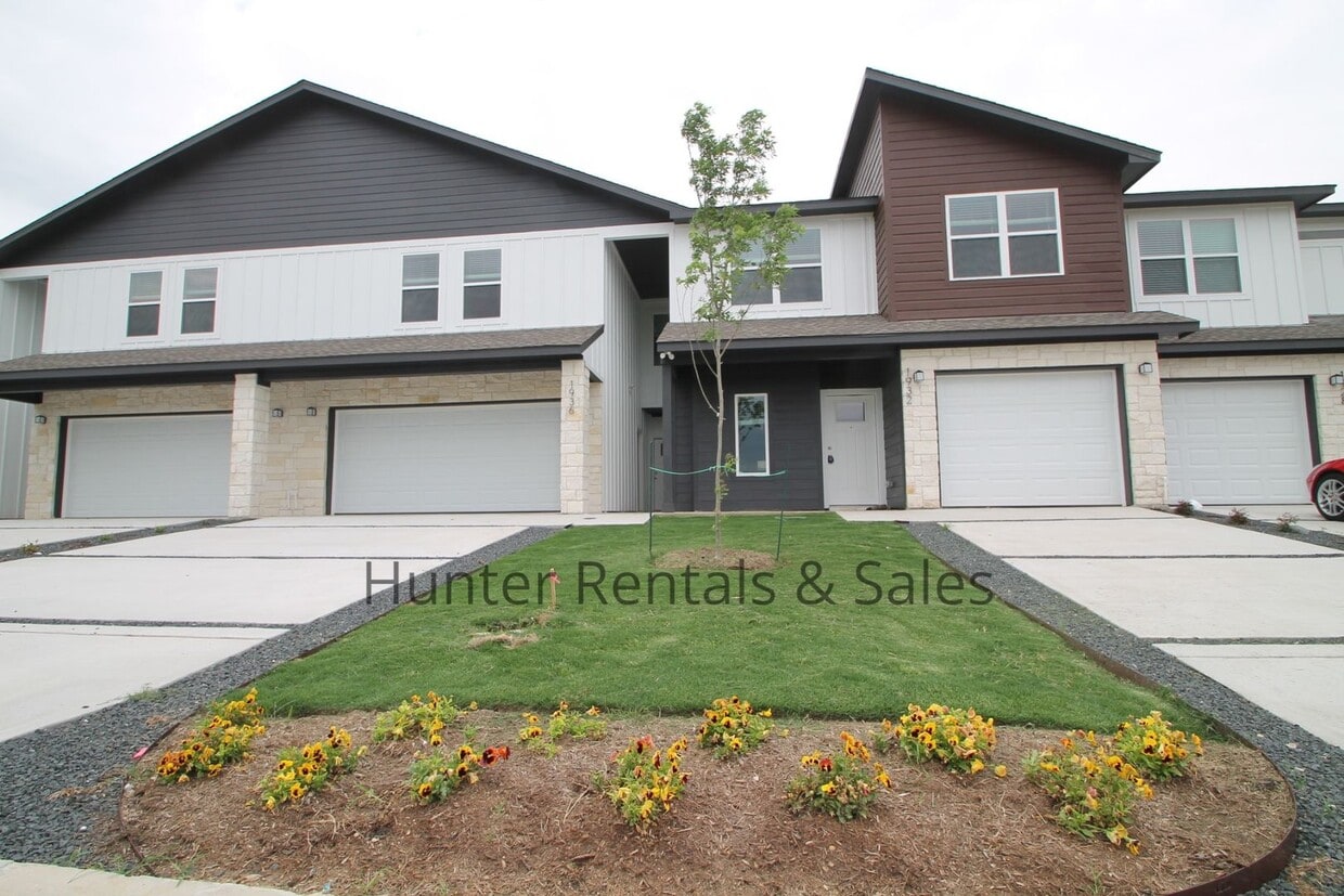 Foto principal - Upscale Four-Bedroom Townhome!