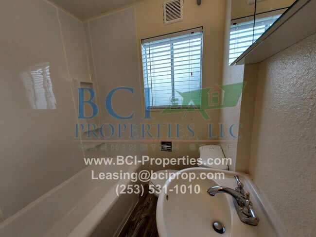 Foto del edificio - JUST REMODELED!! THIS 2 BEDROOM HOUSE AVAI...