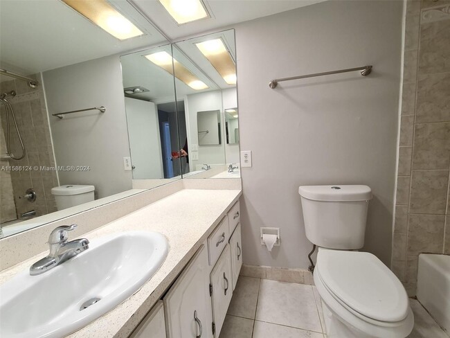 Building Photo - 3145 N Palm Aire Dr