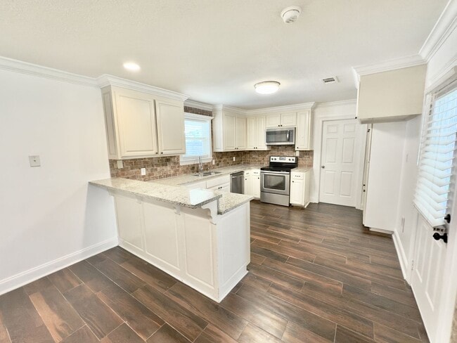 Building Photo - Spacious 4BR/3BA Brick Home with Bonus Mot...