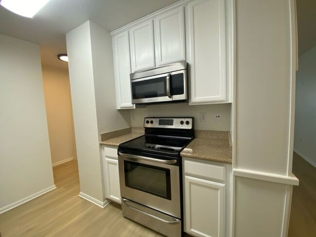 Building Photo - 1 Bedroom, 1 Bath Condo in Pacific Pines Community
