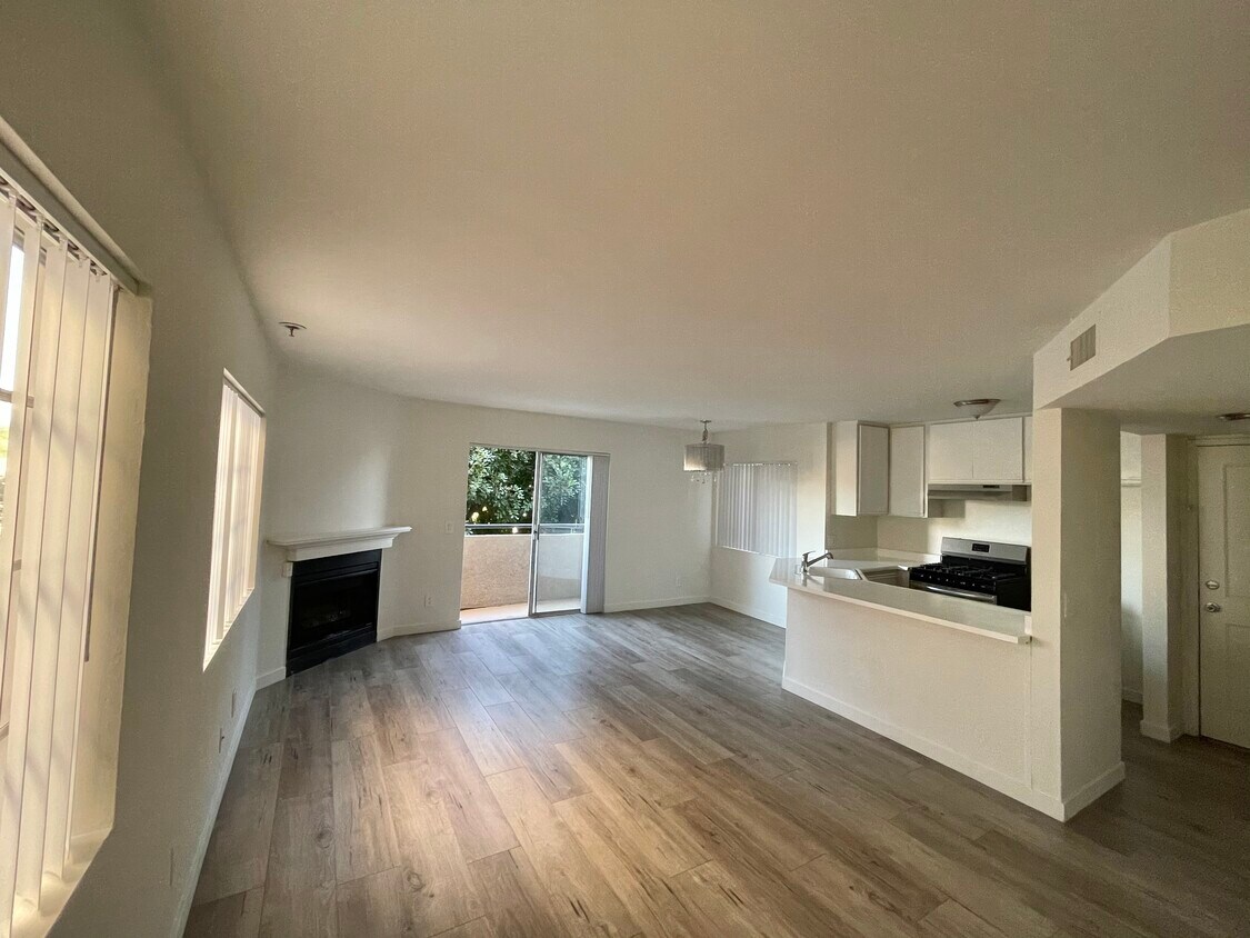 Primary Photo - 7349 Balboa Blvd