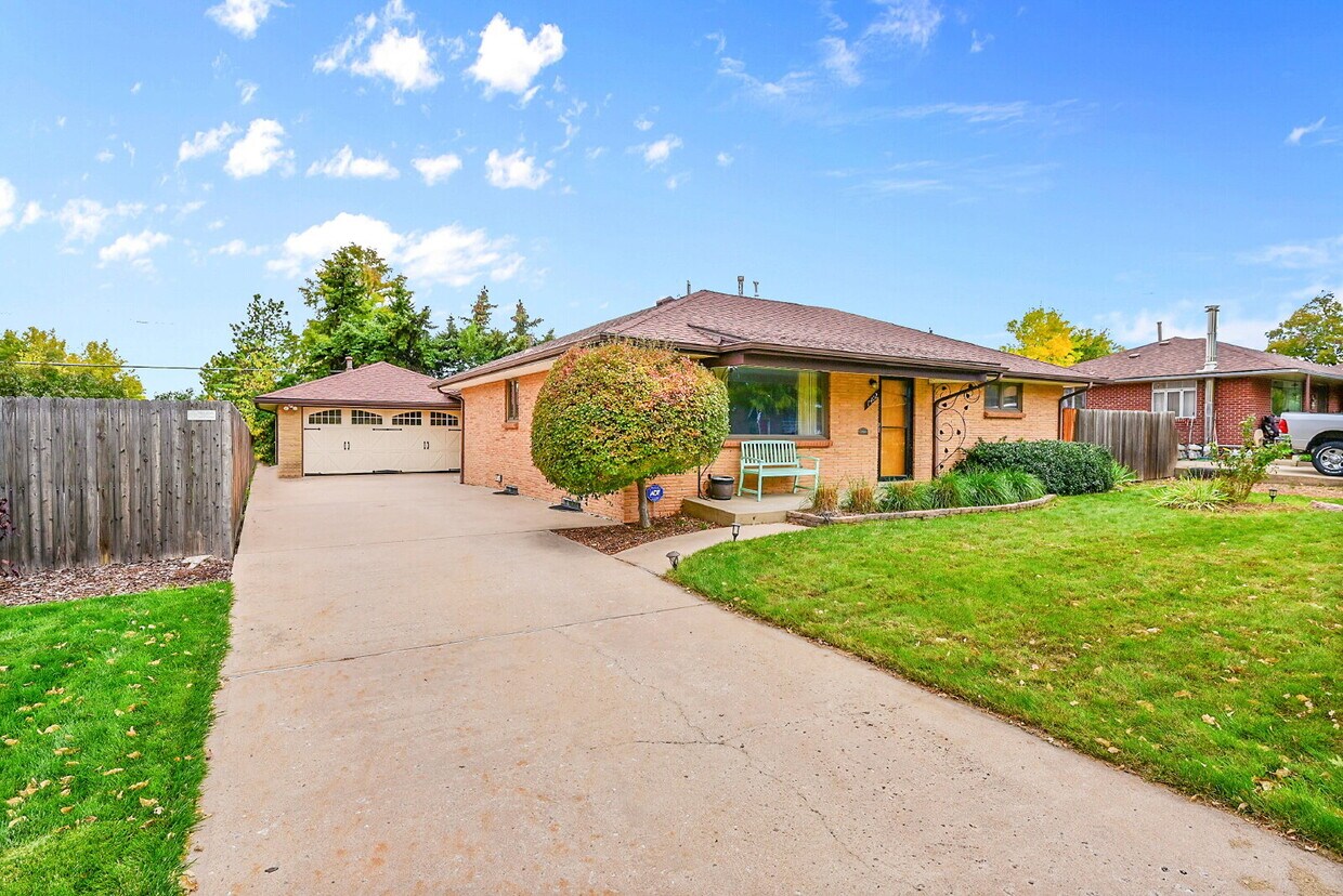 Foto principal - $3,095.00 - 3 Bedrooms, 2 Bathrooms Single Family Home in Arvada with Cozy Fireplace!