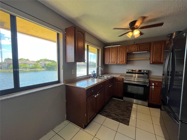 Foto del edificio - 450 NW 214th St
