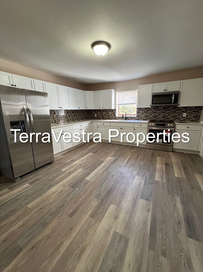Building Photo - Large 4 Bed in Mantua with bonus room! Eli...
