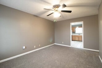 Building Photo - 924 Van Buren Ave