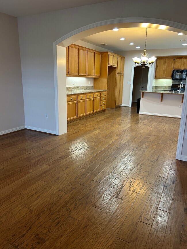 Foto del edificio - 8008 Hazeltine Ln