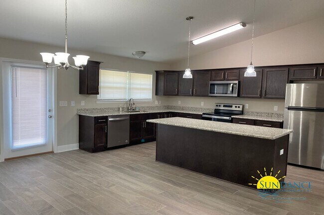 Building Photo - Stunning 3 Bedroom Home in Gulf Breeze