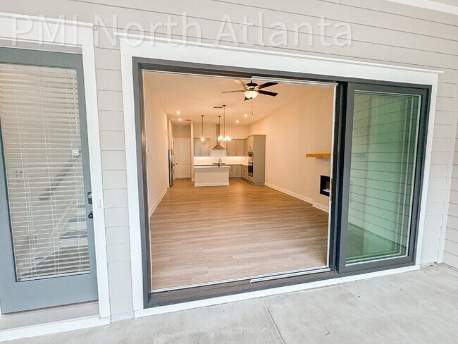 Foto del edificio - Luxurious 3-Bedroom Townhome with Custom C...