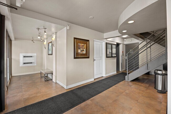 Foto del edificio - 2121 N Cambridge Ave