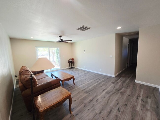 Building Photo - Remodeled with all appliances!