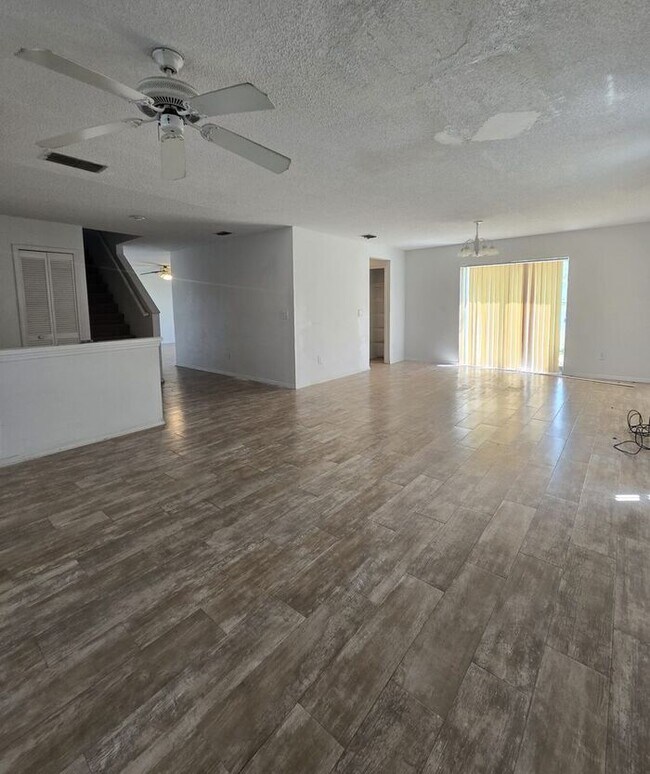 Foto del edificio - Large 4 Bedroom 2 & 1/2 Bath - 2 story Hom...