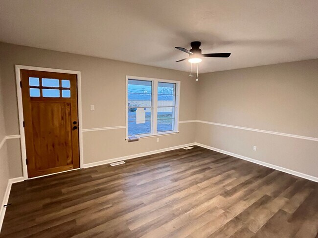 Building Photo - Newly Renovated Throughout!